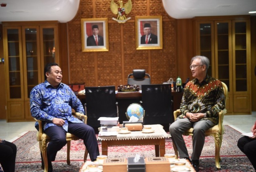 Wakil Ketua DPR RI Korinbang Rachmat Gobel menerima kehadiran Duta Besar Jepang untuk Indonesia, Masafumi Ishii, di ruang kerjanya Gedung Nusantara III lantai 2 Komplek Parlemen, Senayan, Jakarta. 