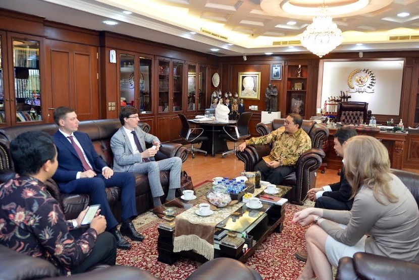 Wakil Ketua DPR RI Korpolkam Fadli Zon menerima kunjungan Presiden Direktur PT. Kereta Api Borneo (KAB) Sergey Kuznetsov di Gedung Parlemen, Senayan, Jakarta, Senin (27/3). 