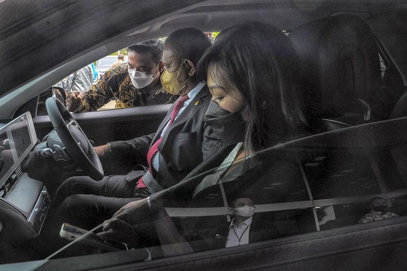 Wakil Ketua DPR RI Lodewijk F Paulus menjajal kendarai mobil listrik hasil dari produksi rakitan anak bangsa, yaitu Hyundai IONIQ 5, di lingkungan Gedung Nusantara, Selasa (4/10/2022).