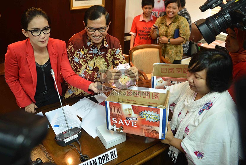 Wakil Ketua DPR RI Pramono Anung (kanan) bersama Politisi PDI Perjuangan, Rieke Diah Pitaloka (kiri) memberi saweran untuk Selamatkan TKW Satinah di Kompleks Parlemen, Senayan, Jakarta, Kamis (20/2).