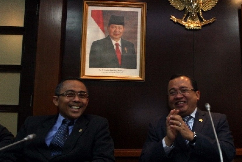 Wakil Ketua DPR RI, Priyo Budi Santoso (kanan), dan Ketua Komisi Yudisial (KY), Eman Suparman (kiri) berbincang saat pertemuan penyerahan nama Calon Hakim Agung di Gedung Parlemen, Jakarta, Rabu (5/12).