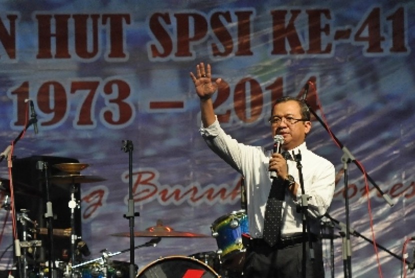 Wakil Ketua DPR RI Priyo Budi Santoso saat memberikan sambutannya pada HUT ke-41 Serikat Pekerja Seluruh Indonesia (KSPSI) di Istora Senayan, Jakarta Pusat, Selasa (25/2).