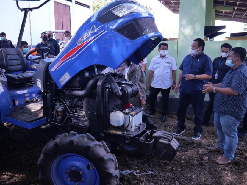 Wakil Ketua DPR RI Rachmat Gobel menghadiri kegiatan kelompok tani dan koperasi petani yang mendapat bantuan dari perbankan di Kabupaten Gorontalo, Rabu (13/10).