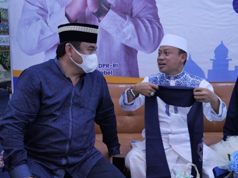 Wakil Ketua DPR RI Rachmat Gobel (kiri) bersama Ustad Dasad Latif saat peringatan Maulid Nabi Muhammad SAW di Masjid Agung Baiturrahim, Gorontalo, Sabtu, (13/11).