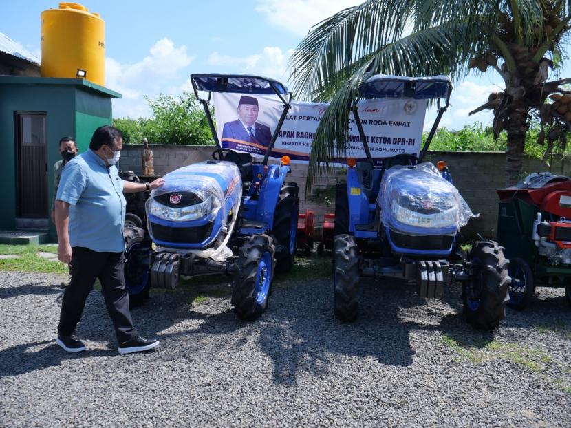 Wakil Ketua DPR RI Rachmat Gobel menyerahkan bantuan traktor, beras bervitamin saat kegiatan reses. 