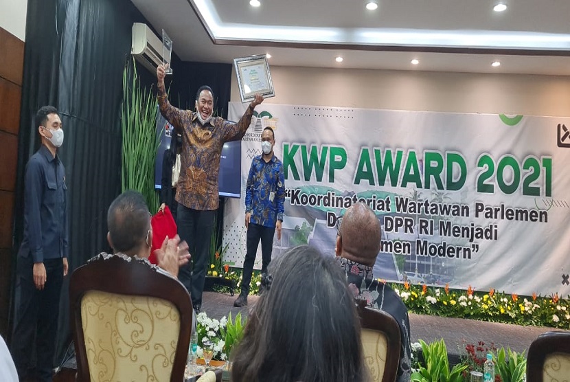  Wakil Ketua DPR RI, Rachmat Gobel, meraih anugerah KWP Award 2021 sebagai pimpinan DPR paling aspiratif. 