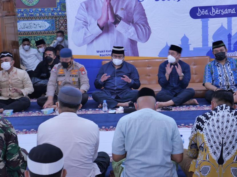 Wakil Ketua DPR RI Rachmat Gobel (kiri) bersama Ustad Dasad Latif saat peringatan Maulid Nabi Muhammad SAW di Masjid Agung Baiturrahim, Gorontalo, Sabtu, (13/11).