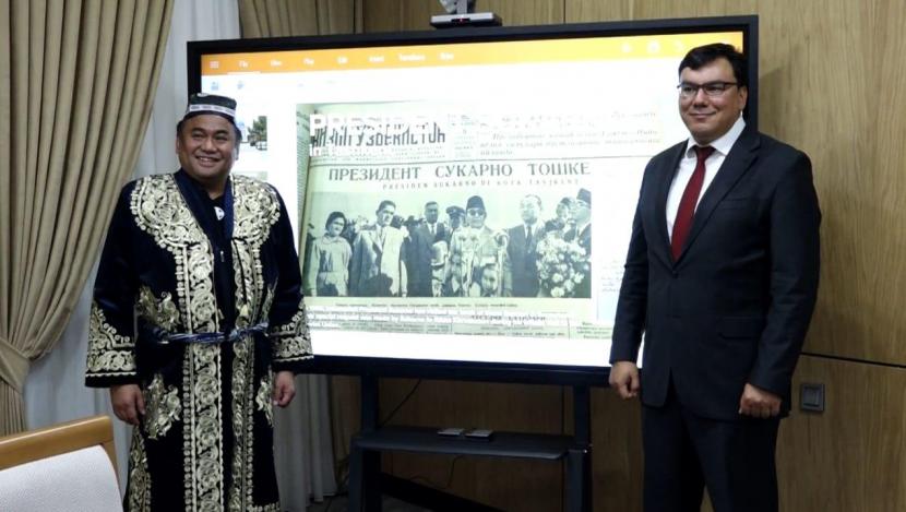 Wakil Ketua DPR RI Rahmat Gobel usai mendengarkan presentasi terkait sejarah kunjungan mantan Presiden RI Sukarno ke makam Imam Bukhari.