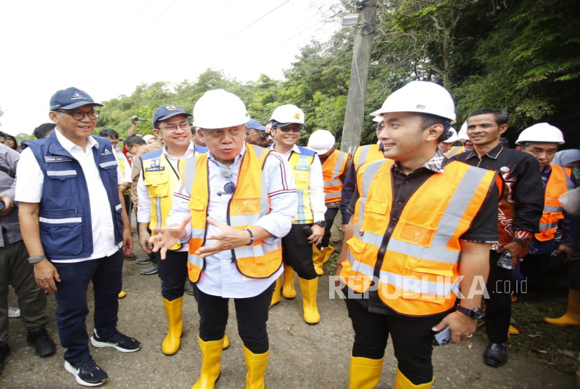 Wakil Ketua DPR RI, Saan Mustofa, melakukan kunjungan kerja ke Kabupaten Karawang, Jawa Barat untuk mencari solusi banjir di Karangligar