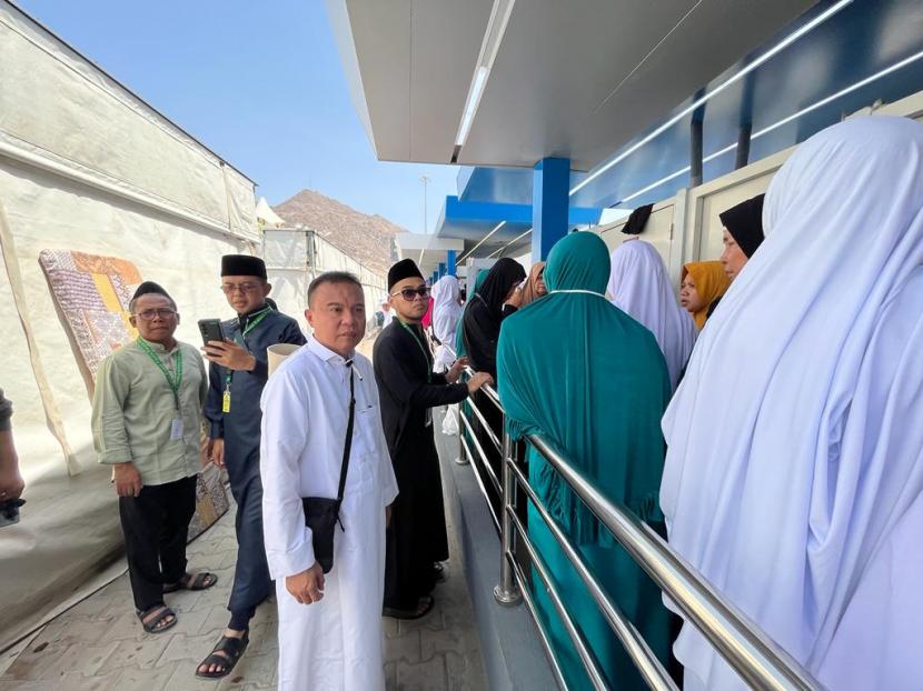 Wakil Ketua DPR RI Sufmi Dasco Ahmad meninjau pemondokan jamaah haji Indonesia di sejumlah Maktab yang ada di Mina, Kamis (29/6/2023). 