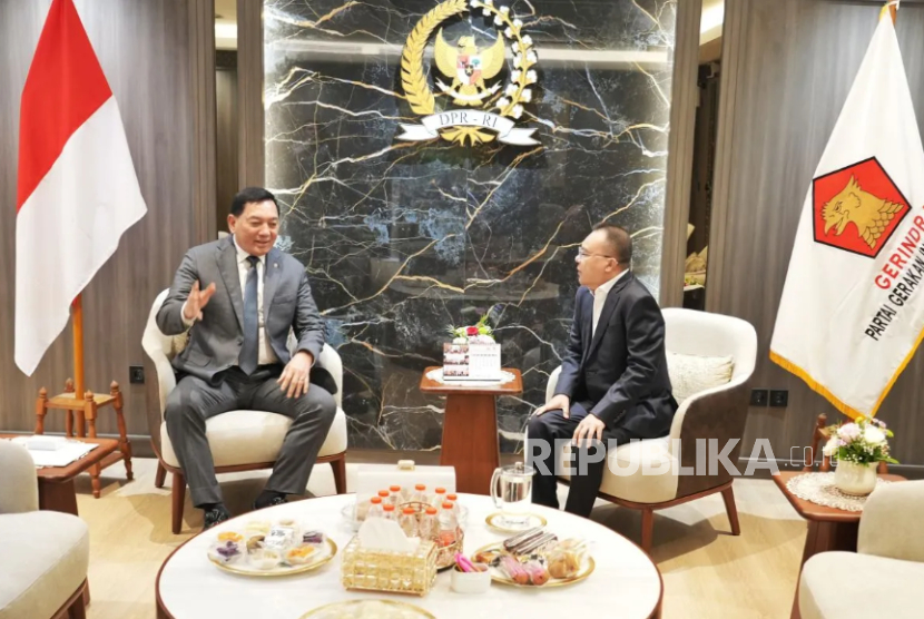Wakil Ketua DPR RI Sufmi Dasco Ahmad menyambut kedatangan Menteri Pertahanan (Menhan) Sjafrie Sjamsoeddin di ruang kerjanya, Selasa (16/9/2025).
