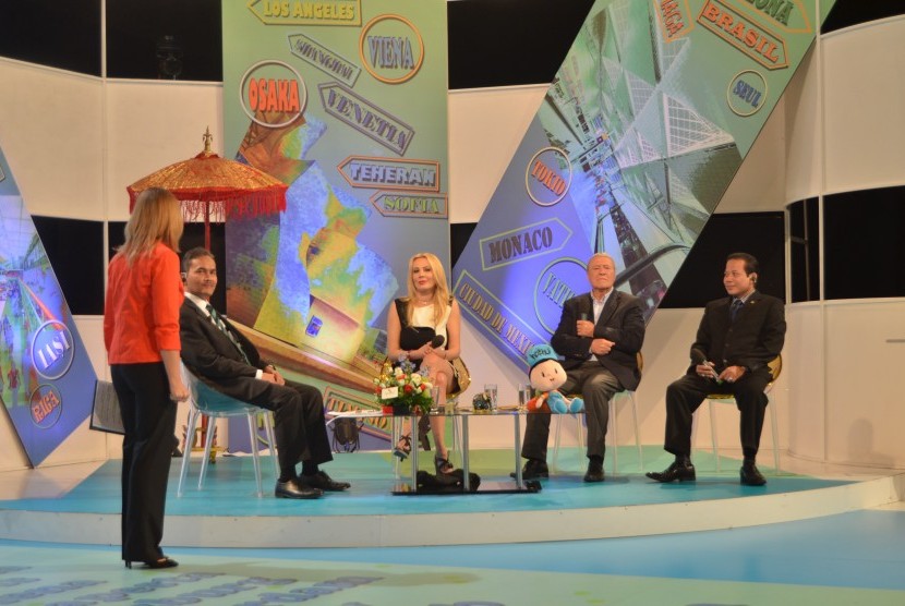Wakil Ketua DPR RI Taufik Kurniawan (kanan) berbicara dalam sebuah talk show di stasiun televisi TVR1 Rumania. Acara talk show tersebut berbincang tentang wisata di Indonesia.