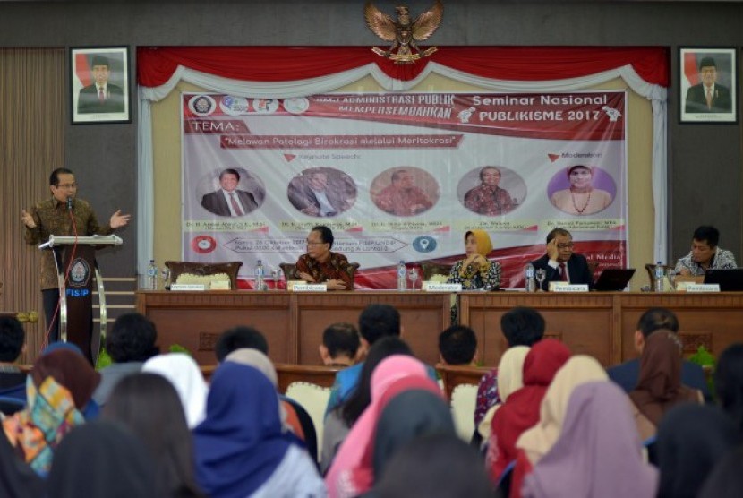 Wakil Ketua DPR RI  Taufik Kurniawan memberikan materi pada Seminar Nasional di FISIP Undip.