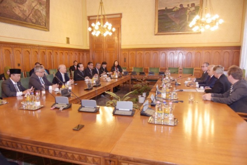 Wakil Ketua DPR RI Taufik Kurniawan memimpin rombongan saat pertemuan dengan Wakil Ketua Majelis Nasional Hungaria Janos Latorçai di Gedung Parlemen Hungaria di Budapest, Hungaria, Kamis (28/9). 