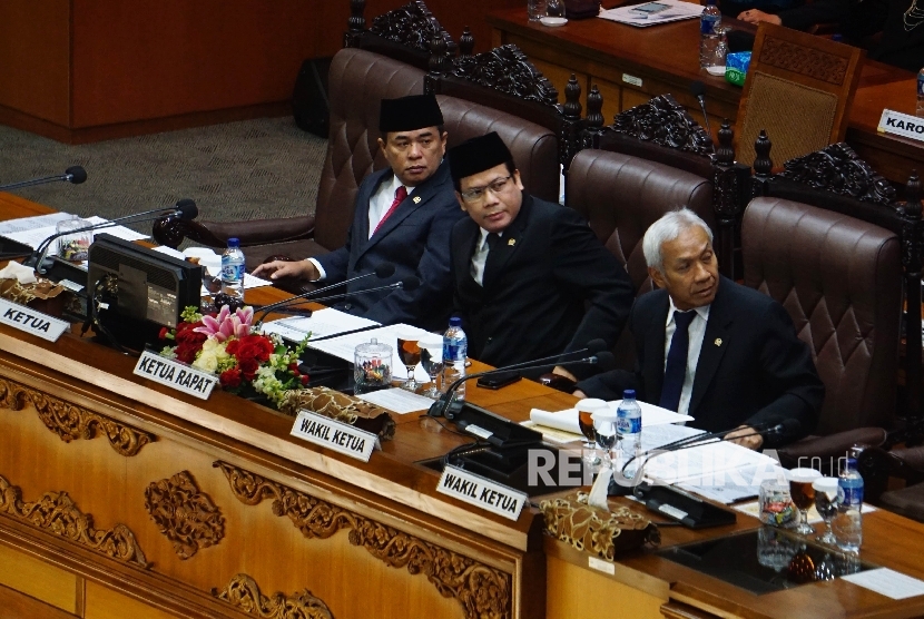 Wakil Ketua DPR RI Taufik Kurniawan (tengah) bersama Ketua DPR RI Ade Komarudin (kiri), dan Wakil Ketua DPR RI Agus Hermanto (kanan).