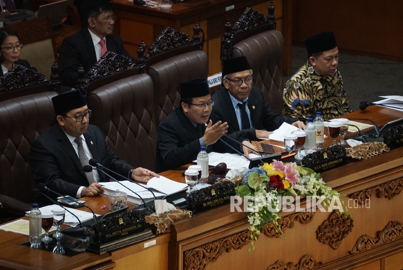 Wakil Ketua DPR sekaligus pimpinan sidang Paripurna DPR Taufik Kurniawan (kedua Kiri) didampingi Wakil Ketua DPR Fadli Zon (kiri), Agus Hermanto (kedua Kanan) dan Fahri Hamzah (kanan) saat sidang Paripurna ke-29 DPR di Gedung Nusantara II, Kompleks Parlemen, Senayan, Jakarta, Kamis (6/7).