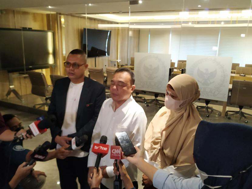 Wakil Ketua DPR Sufmi Dasco Ahmad menerima kedatangan Santi Warastuti di Kompleks Parlemen Senayan, Jakarta, Selasa (28/6). Santi Warastuti merupakan seorang ibu yang videonya viral lantaran menuntut legalisasi ganja medis untuk anaknya yang menderita celebral palsy di car free day, Jakarta, Ahad (26/6) lalu. 