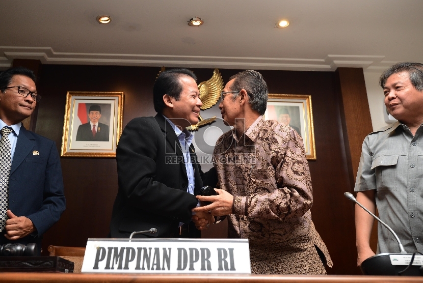 Wakil Ketua DPR, Taufik Kurniawan bersalaman dengan Wakil Ketua KPK Zulkarnain seusai memberikan keterangan kepada media di Gedung Parlemen, Jakarta, Selasa (23/6). Republika/Raisan Al Farisi