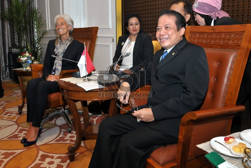 Wakil Ketua DPR Taufik Kurniawan (kanan) menerima kunjungan Direktur Pelaksana Dana Moneter Internasional (IMF) Christine Lagarde di Kompleks Parlemen, Senayan, Jakarta, Rabu (2/9). (Republika/Rakhmawaty La'lang)