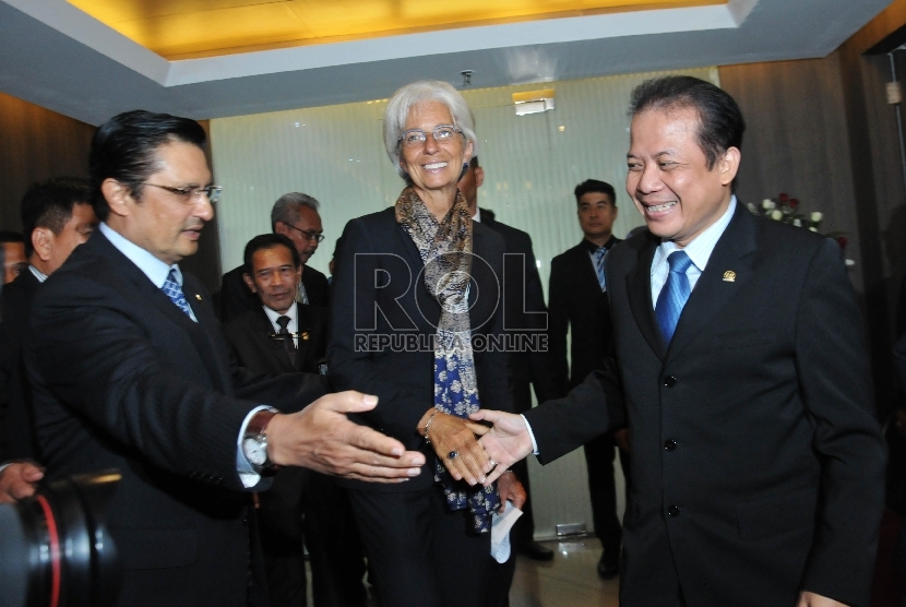 Wakil Ketua DPR Taufik Kurniawan (kanan) menerima kunjungan Direktur Pelaksana Dana Moneter Internasional (IMF) Christine Lagarde (tengah) bersama Ketua Komisi XI Fadel Muhammad (kiri) di Kompleks Parlemen, Senayan, Jakarta, Rabu (2/9).