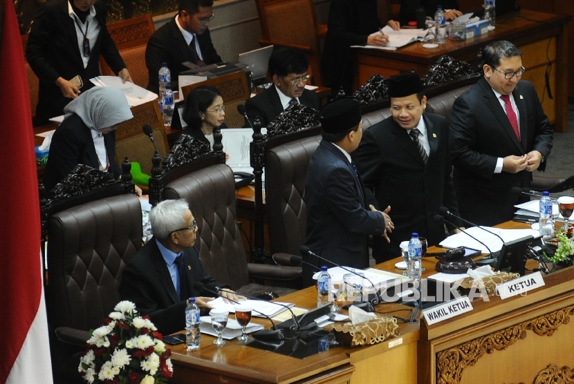 Wakil Ketua DPR Taufik Kurniawan (kedua kanan), Menteri Keuangan Bambang Brodjonegoro (kanan) menerima draft Pendahuluan RAPBN 2017 dan RKP 2017 dalam Sidang Paripurna di Kompleks Parlemen Senayan, Jakarta, (25/7).  (Republika/ Tahta Aidilla)