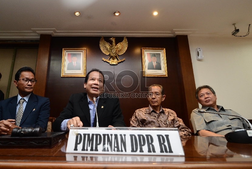 Wakil Ketua DPR, Taufik Kurniawan (kedua kiri) menjelaskan hasil pertemuan bersama Wakil Ketua KPK Zulkarnain (kedua kanan) kepada media di Gedung Parlemen, Jakarta, Selasa (23/6).