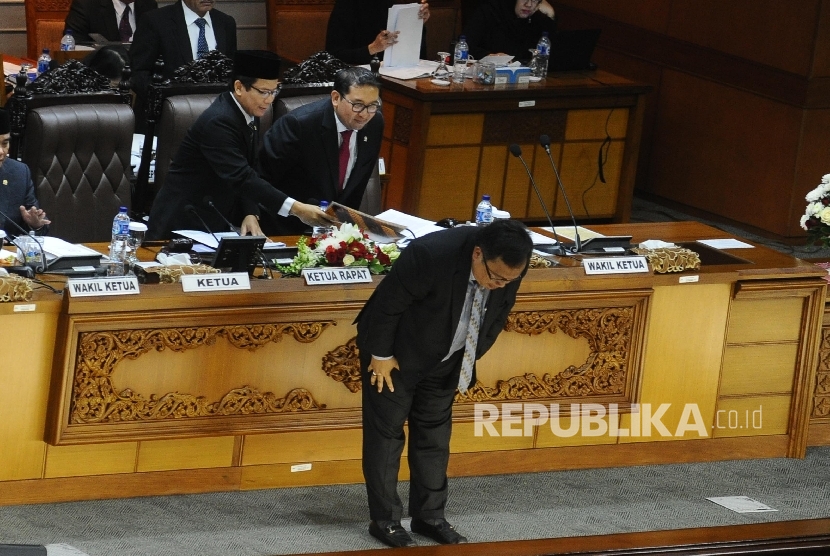 Wakil Ketua DPR Taufik Kurniawan (kiri), Menteri Keuangan Bambang Brodjonegoro (kanan) memberi hormat kepada anggota DPR usai menyerahkan draft Pendahuluan RAPBN 2017 dan RKP 2017 dalam Sidang Paripurna di Kompleks Parlemen Senayan, Jakarta, (25/7). (Repub