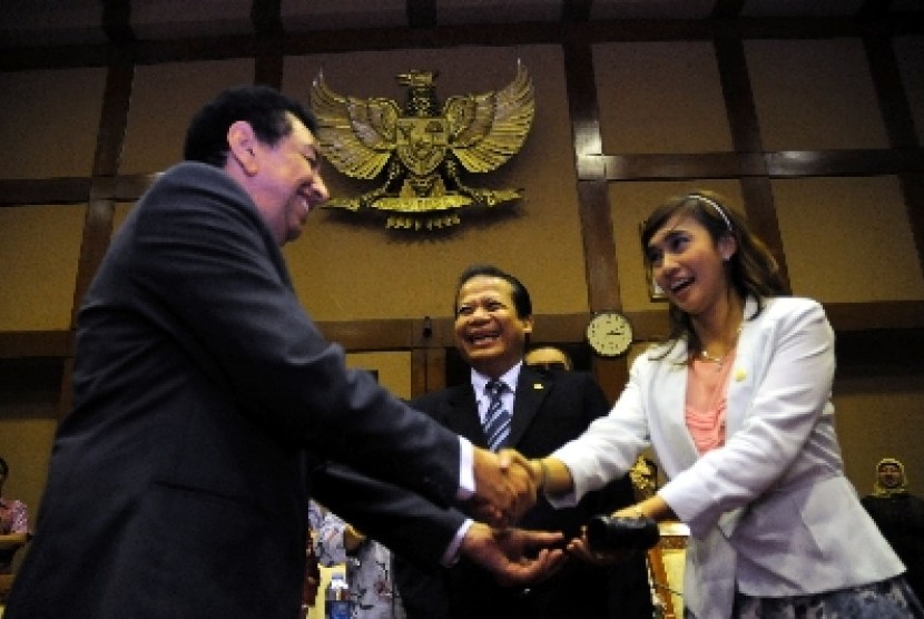 Wakil Ketua DPR Taufik Kurniawan (tengah) menyaksikan saat pergantian wakil ketua komisi IX di gedung DPR, Jakarta, Rabu (30/5). 