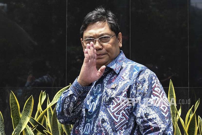 Wakil Ketua DPR Utut Adianto meninggalkan gedung KPK seusai diperiksa di Jakarta, Selasa (18/9). 