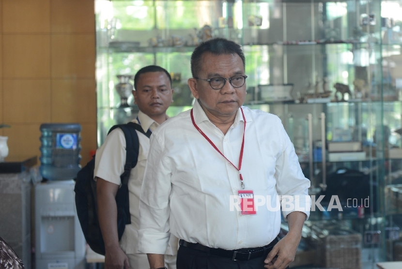 Wakil Ketua DPRD DKI Jakarta M. Taufik (kanan) memasuki lobi gedung KPK untuk menjalani pemeriksaan lanjutan, Jakarta, Senin (25/4). (Republika/Raisan Al Farisi)