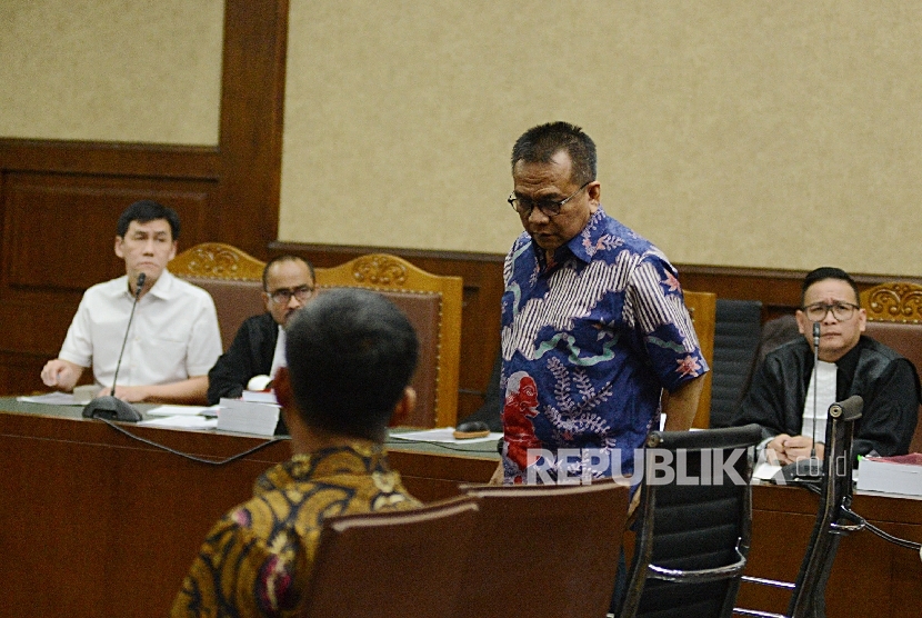 Wakil Ketua DPRD DKI Jakarta M. Taufik (kanan) memasuki ruangan untuk menjadi saksi dalam sidang kasus suap Raperda Reklamasi Teluk Jakarta dengan terdakwa Ariesman Widjaja di Pengadilan Tipikor, Jakarta, Rabu (20/7)