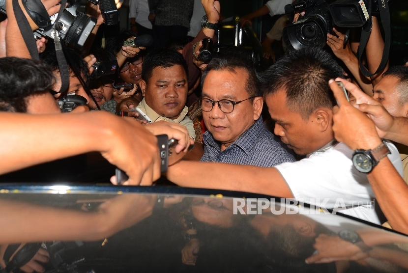  Wakil Ketua DPRD DKI Jakarta, M. Taufik (tengah) berjalan menuju kendaraannya usai menjalani pemeriksaan di Gedung Komisi Pemberantasan Korupsi (KPK), Senin (11/4). (Republika/Raisan Al Farisi)