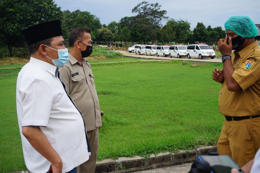 Wakil Ketua DPRD DKI Jakarta Misan Samsuri meninjau TPU Bambu Wulung, Jakarta Timur pada Selasa (26/1).