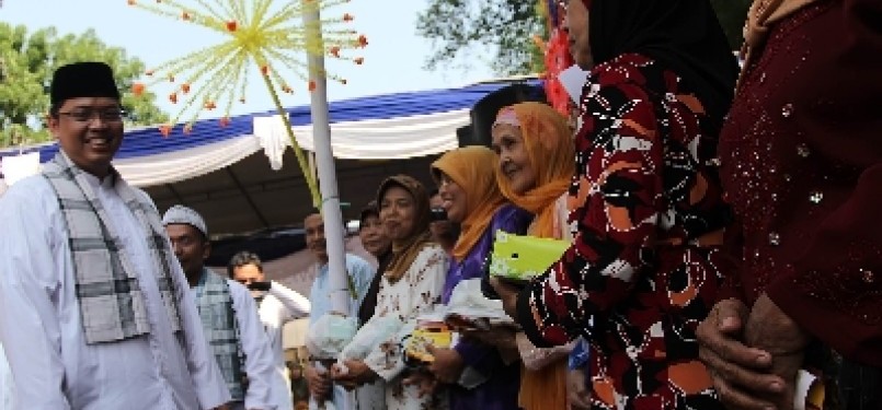 Wakil Ketua DPRD DKI Jakarta yang juga Ketua Majelis Pertimbangan Wilayah (MPW) PKS DKI Jakarta, Triwisaksana (kiri) berdialog dengan warga dalam acara bakti sosial dan bazar akbar di Kalibata, Jakarta. 