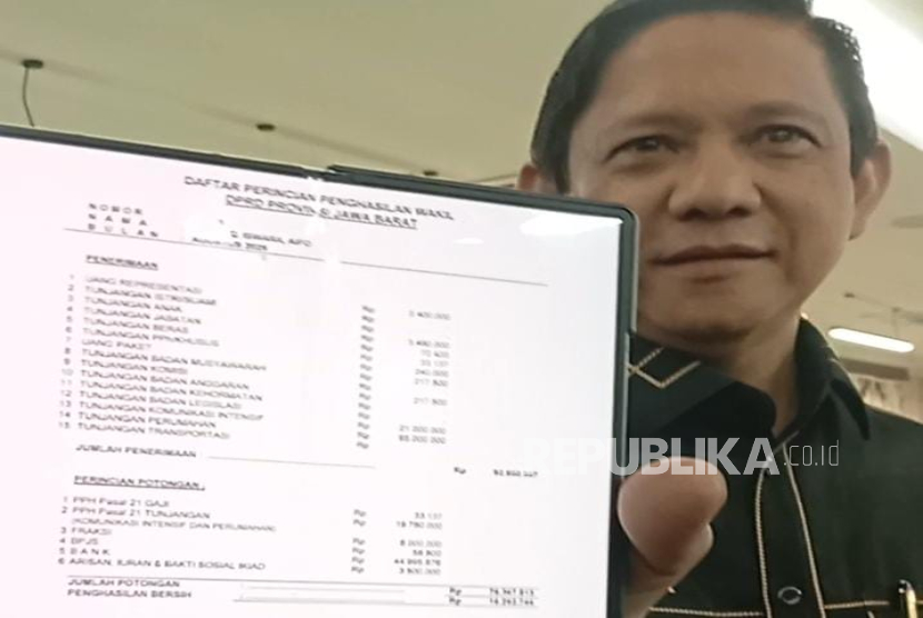 Wakil Ketua DPRD Jabar MQ Iswara menunjukkan lapiran penghasilan pada telepon selularnya usai menggelar rapat pimpinan (Rapim) di DPRD Provinsi Jabar, Selasa (9/9/2025). Rapim DPRD Jabar digelar sebagai langkah menyikapi polemik buka-bukaan anggaran pimpinan di lingkungan Pemerintahan Provinsi Jabar yang terjadi sepekan ini. 
