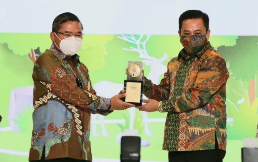 Wakil Ketua DPRD Jateng H Sukirman (kanan) saat menerima penghargaan Nirwasita Tantra 2021 dari Wakil Menteri LHK Alue Dohong