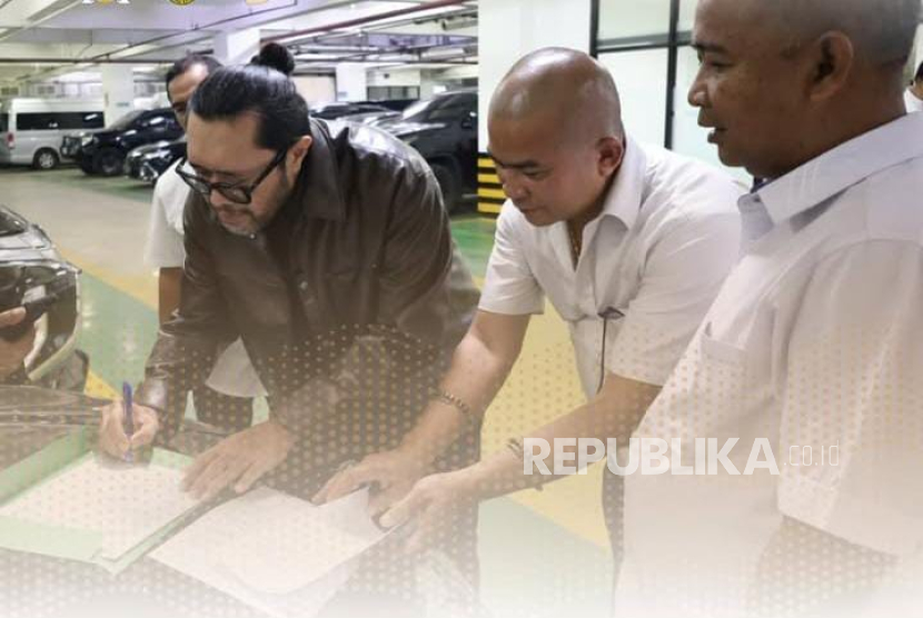 Wakil Ketua DPRD Jawa Barat Ono Surono mengembalikan mobil dinas Toyota Camry berplat D 1065 A kepada Pemerintah Provinsi Jabar melalui Sekretariat Daerah DPRD Jabar, Senin (5/5/2025). 