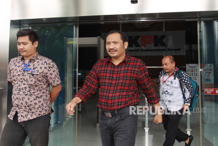 Wakil Ketua DPRD Kabupaten Bekasi Jejen Sayuti (tengah) bergegas meninggalkan Gedung KPK usai menjalani pemeriksaan di Jakarta, Jumat (25/1/2019).