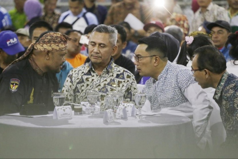   Wakil Ketua DPRD Provinsi Jabar Achmad Ru’yat (tengah) berbincang dengan perwakilan warga Jabar yang baru saja mengungsi dari Wamena di Gedung Pakuan, Kota Bandung, Rabu (9/10) malam. 