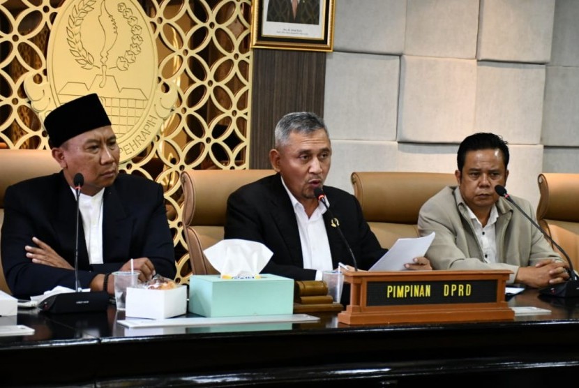 Wakil Ketua DPRD Provinsi Jabar dari PKS Achmad Ru’yat (tengah) memimpin audensi dengan Forum Komunikasi Daerah Percepatan Pembentukan Daerah Otonomi Baru (Forkoda PP DOB) Jabar di Gedung DPRD Jabar, Jumat (4/10).