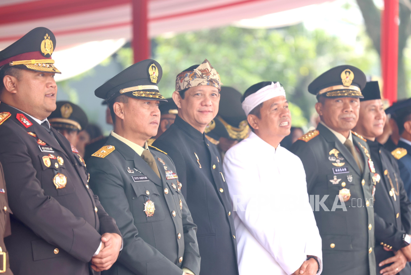 Wakil Ketua DPRD Provinsi Jabar MQ Iswara (tengah menggunakan baju hitam,red) mengikuti Upacara Peringatan Harkitnas