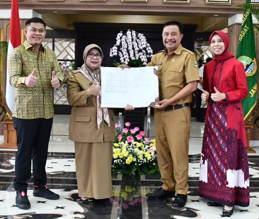Wakil Ketua DPRD Provinsi Jabar Oleh Soleh (kiri) dan Ineu Purwadewi Sundari (kanan), menyaksikan proses serah terima jabatan sekretaris DPRD (Setwan) Provinsi Jabar dari Ida Wahida Hidayati (kedua kiri) kepada Barnas Adjidin (kedua kanan) di lobi ruang paripurna DPRD Jawa Barat, Senin (4/9/2023).