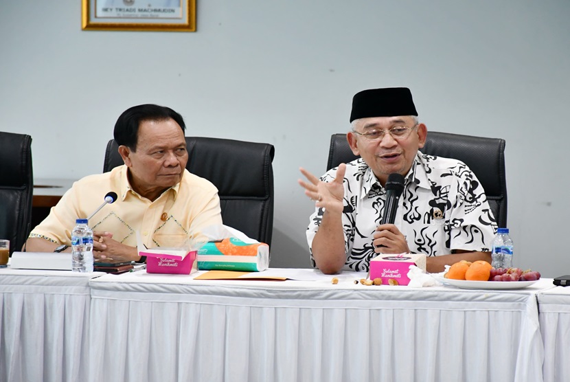 Wakil Ketua DPRD Provinsi Jawa Barat, Achmad Ruyat saat rapat Pansus I dengan Biro Badan Usaha Milik Daerah, Investasi Dan Administrasi Pembangunan Sekeretariat Daerah Provinsi Jawa Barat di Badan Pendapatan Daerah (Bapenda) Kabupaten Karawang, Rabu, (15/5/2024).