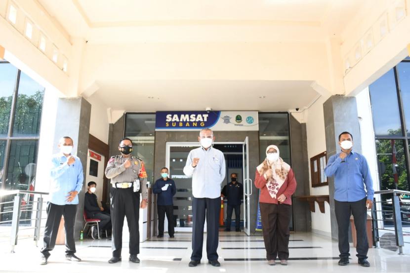  Wakil Ketua DPRD Provinsi Jawa Barat Achmad Ru'yat melaksanakan kunjungan kerja ke Kantor Samsat Kabupaten Subang, kunjungan tersebut dalam rangka pemantauan Pemberlakuan pembatasan kegiatan masyarakat (PPKM)