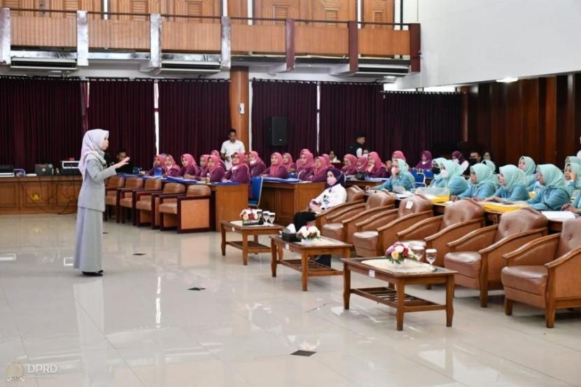 Wakil Ketua DPRD Provinsi Jawa Barat Ineu Purwadewi Sundari saat menjadi narasumber dalam acara Pelatihan Vokasional Sekolah Perempuan Capai Impian dan Cita-Cita (Sekoper Cinta) yang bertempat di Aula Gedung Sekoper Cinta, Kota Bandung, Senin (19/09/22). 