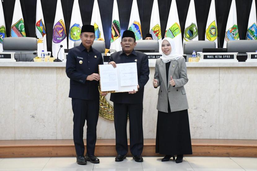 Wakil Ketua DPRD Provinsi Jawa Barat Ineu Purwadewi Sundari saat memimpin Rapat Paripurna DPRD Provinsi Jawa Barat, Selasa, (2/7/2024).