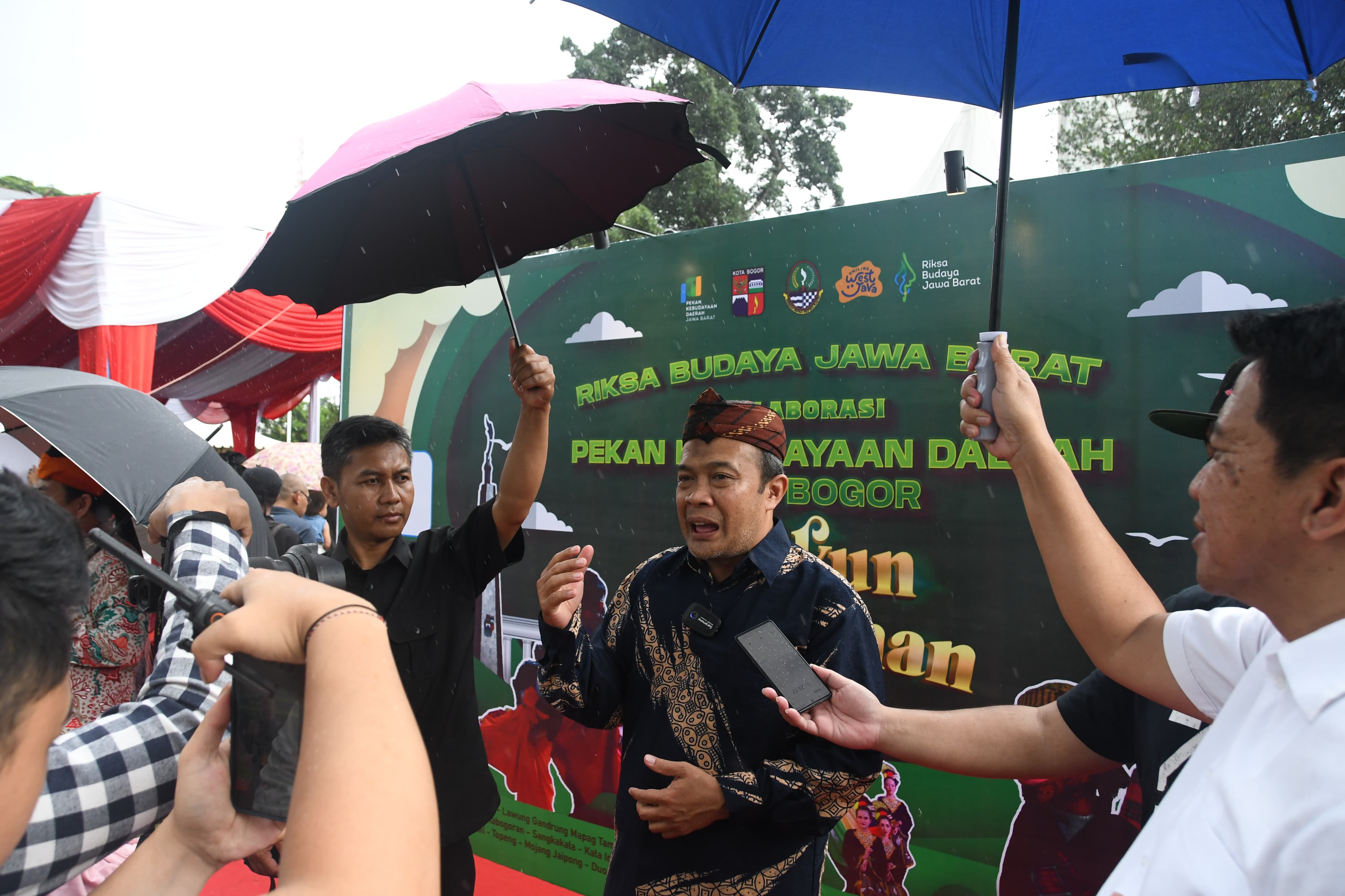 Wakil Ketua DPRD Provinsi Jawa Barat Iwan Suryawan usai menghadiri Kegiatan Riksa Budaya di Alun-Alun Kota Bogor, Jawa Barat, Rabu (11/12/24).