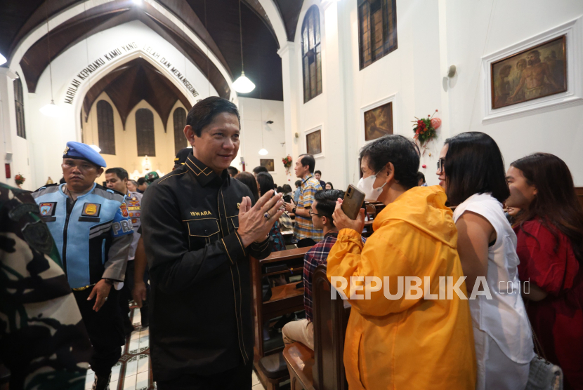 Wakil Ketua DPRD Provinsi Jawa Barat, M.Q Iswara meninjau langsung Pelaksanaan Malam Misa Natal 2024 di beberapa gereja di Kota Bandung.