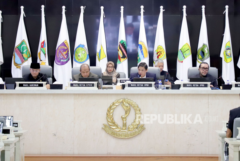 Wakil Ketua DPRD Provinsi Jawa Barat MQ Iswara yang memimpin Sidang Paripurna