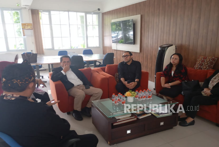 Wakil Ketua DPRD Provinsi Jawa Barat Ono Surono dan beberapa anggota DPRD Jabar lainnya tengah menanyakan dugaan pungutan Rp 5,5 juta ke siswa di SMKN 13 Kota Bandung, Kamis (22/5/2205).